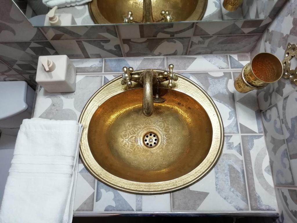 un lavandino in bagno con bancone di C & A House a Città di Corfù