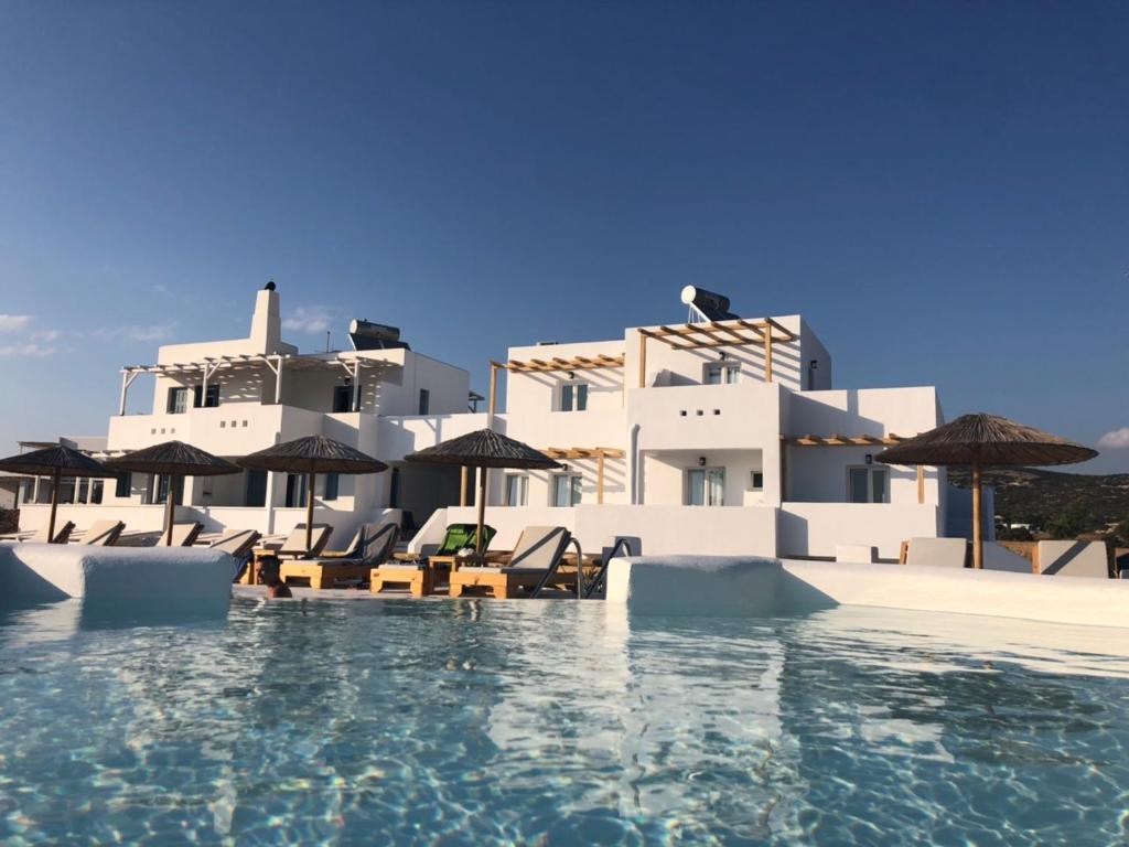 Bazén v ubytování Irida Vacation suites nebo v jeho okolí