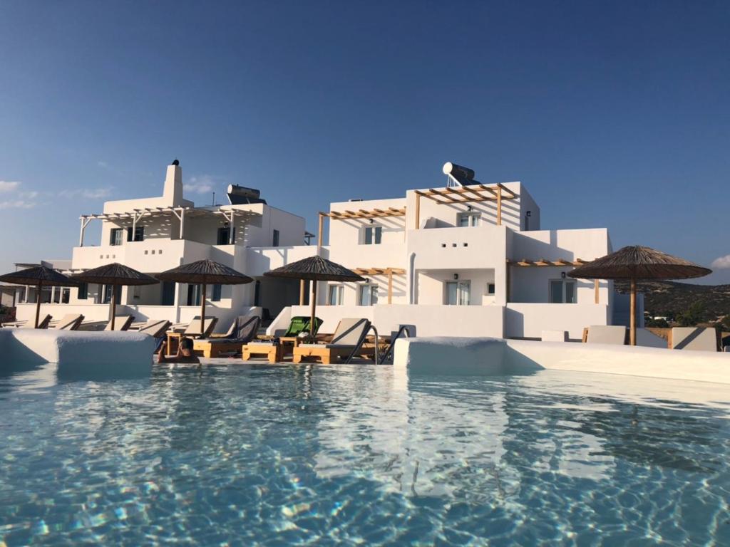 Bazén v ubytování Irida Vacation suites nebo v jeho okolí