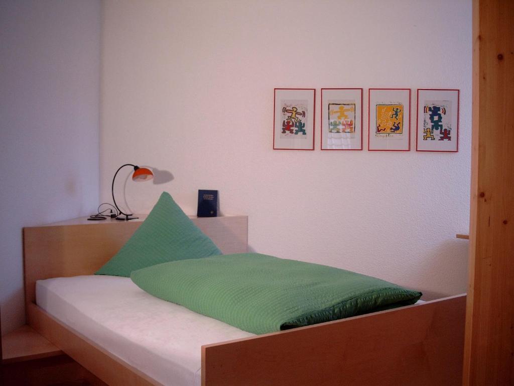 a bedroom with a bed with green pillows on it at Fritz&#39;es Goldener Stern in Schauenburg