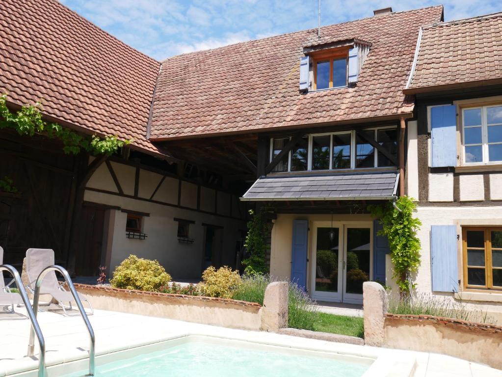 uma casa com uma piscina em frente em Gîte de Juliana 6 personnes em Sundhouse