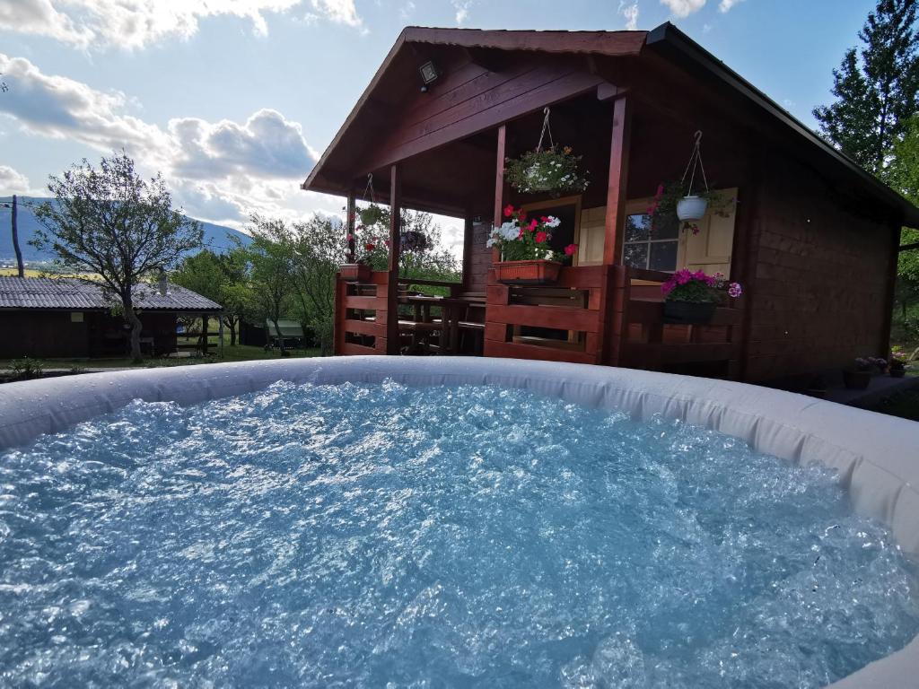Nespecifikovaný výhled na hory nebo výhled na hory při pohledu z prázdninového domu