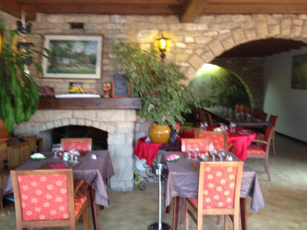 Restaurace v ubytování La Table Des Bons Peres