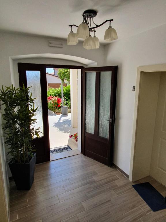 a hallway with a door and a potted plant at Apartments Borghetto in Vinkuran