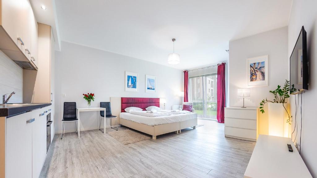 een woonkamer met een bed en een keuken bij Sopot Residence - Sea Deluxe apartment A in Sopot