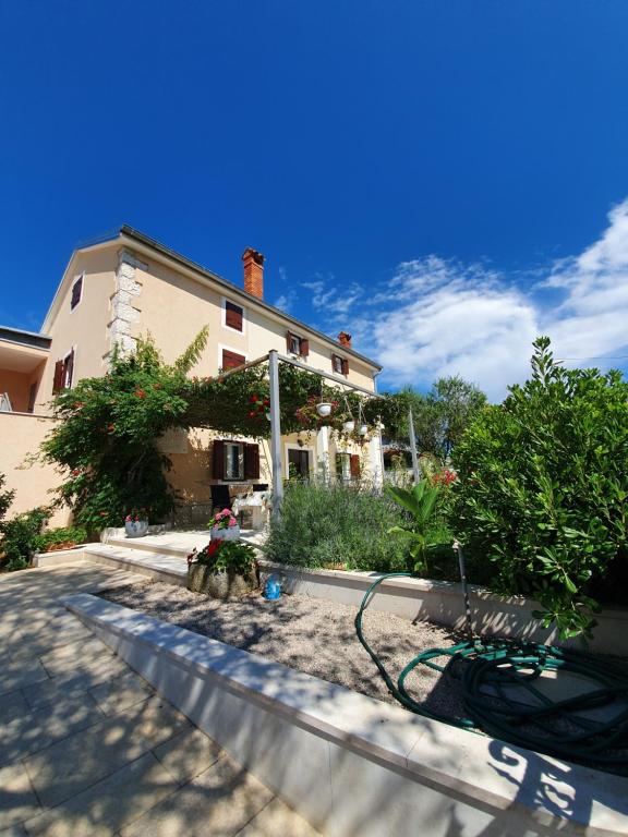 a house with a hose in front of it at Apartments Borghetto in Vinkuran