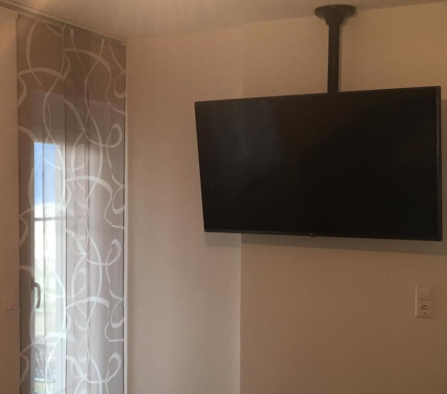 TV a/nebo společenská místnost v ubytování Ferienwohnung Unsere Mühle