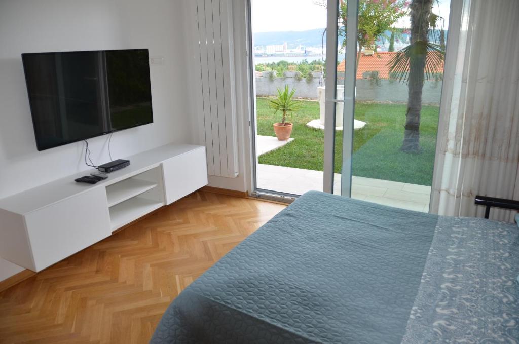 TV a/nebo společenská místnost v ubytování Garden View Apartments