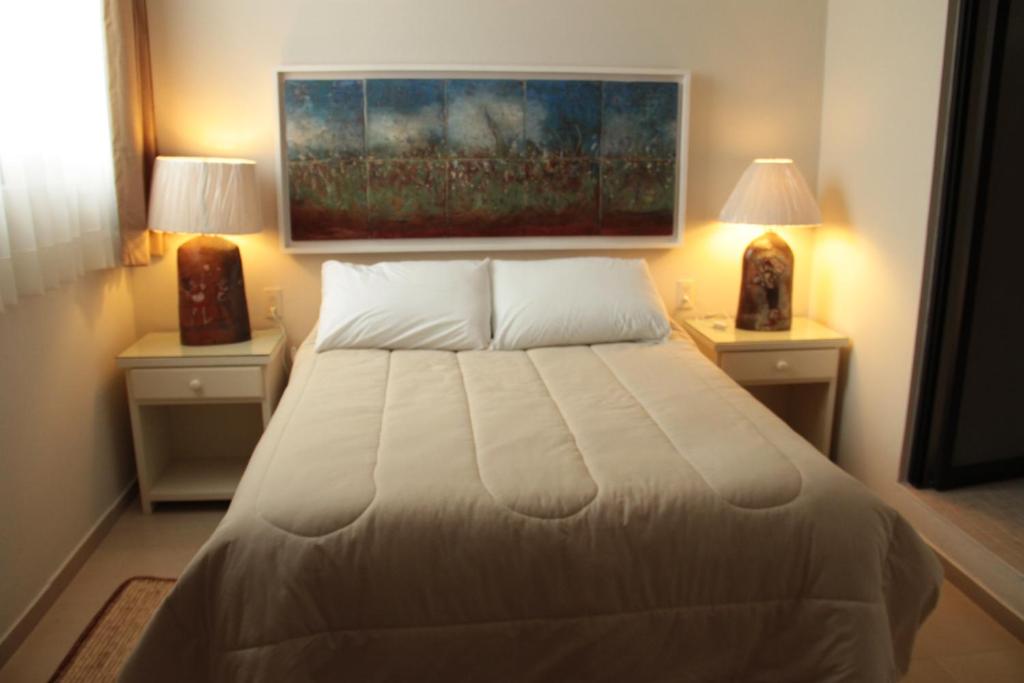 1 dormitorio con 1 cama grande y 2 mesitas de noche en La Maroma, en Huajuapan de León