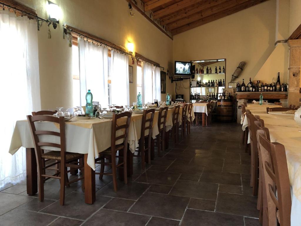 Un comedor con mesas y sillas en un restaurante. en Sa Crannaccia, en Cabras