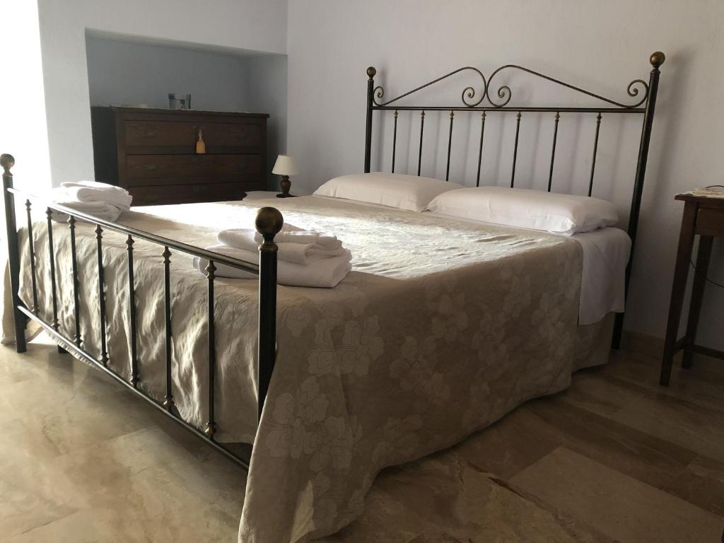 1 dormitorio con 1 cama grande con marco de metal en Sa Crannaccia, en Cabras