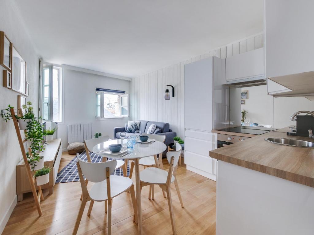 une cuisine et un salon avec une table et des chaises dans l'établissement Escale Pamatxi : Vieux port, à La Rochelle