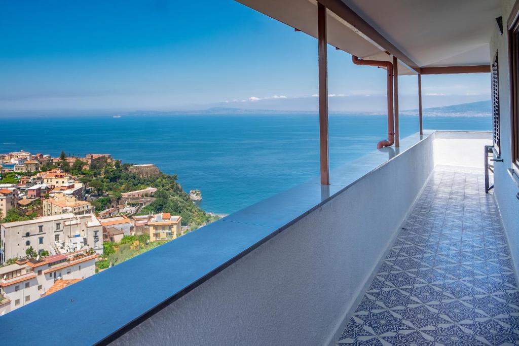 a balcony with a view of the ocean at Appartamento in villa Ariel in Vico Equense