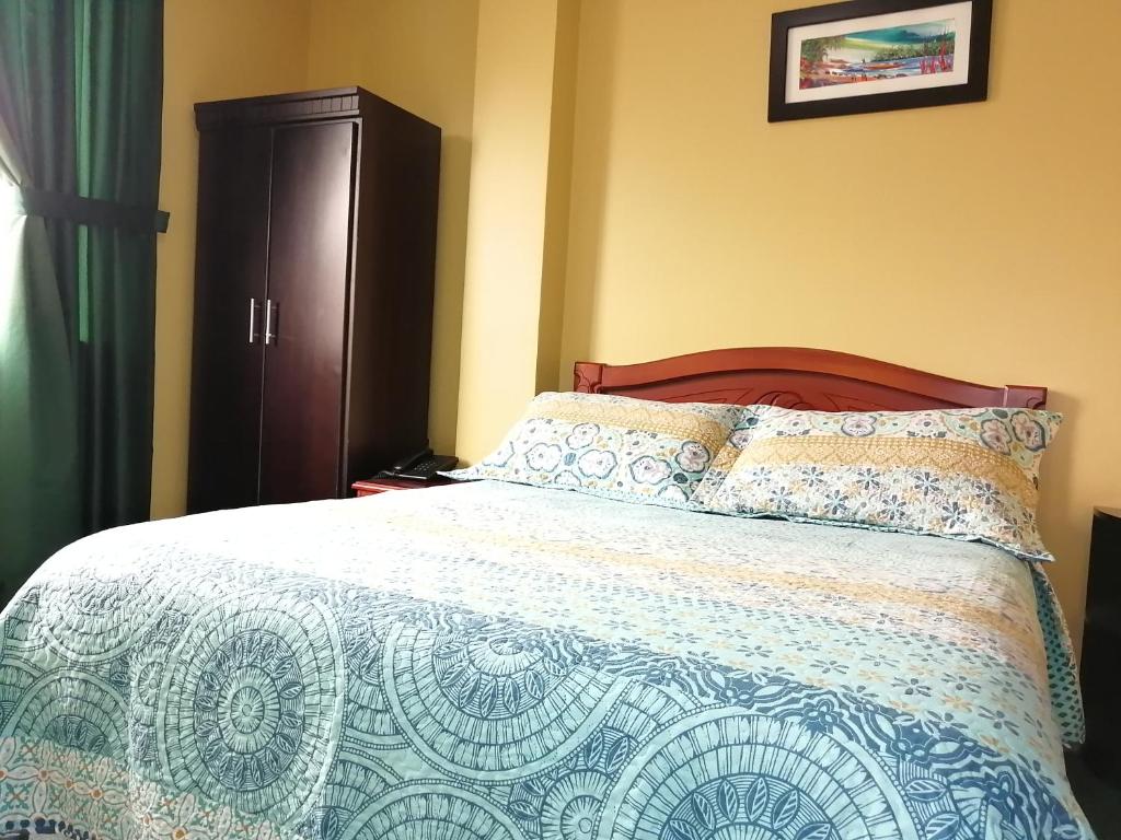 Postel nebo postele na pokoji v ubytování Hostal Los Lirios