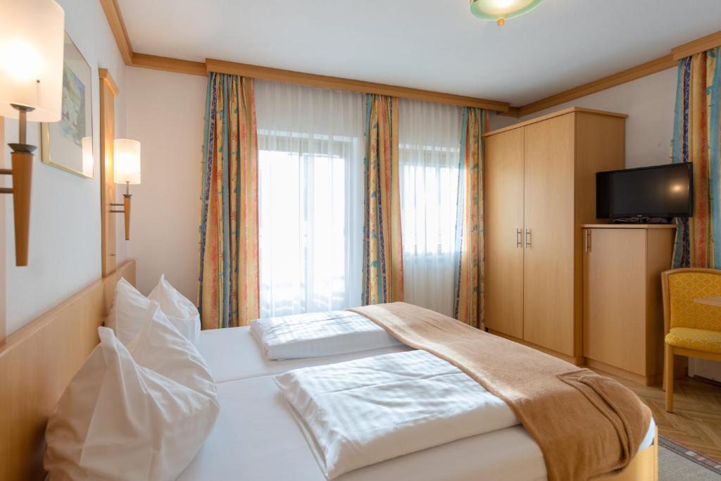 Postel nebo postele na pokoji v ubytování Alpenhotel Badmeister