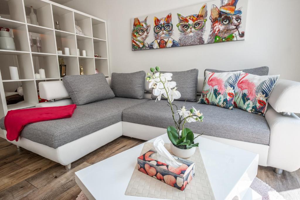 un soggiorno con divano e tavolo di Moderne Souterrain-Wohnung ad Anif