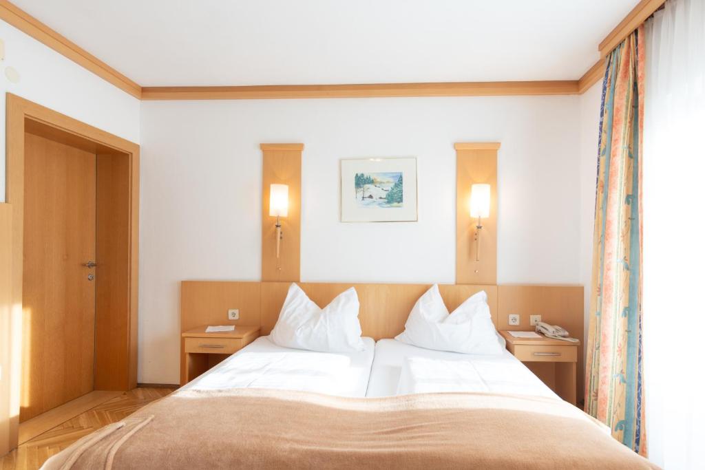 Postel nebo postele na pokoji v ubytování Alpenhotel Badmeister