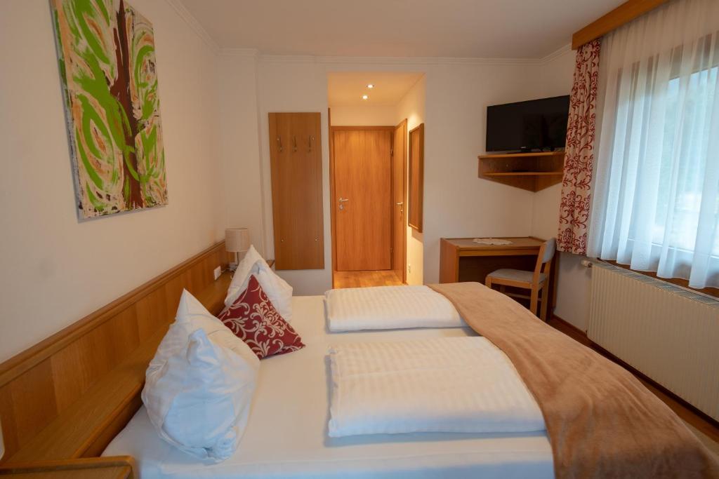Postel nebo postele na pokoji v ubytování Alpenhotel Badmeister