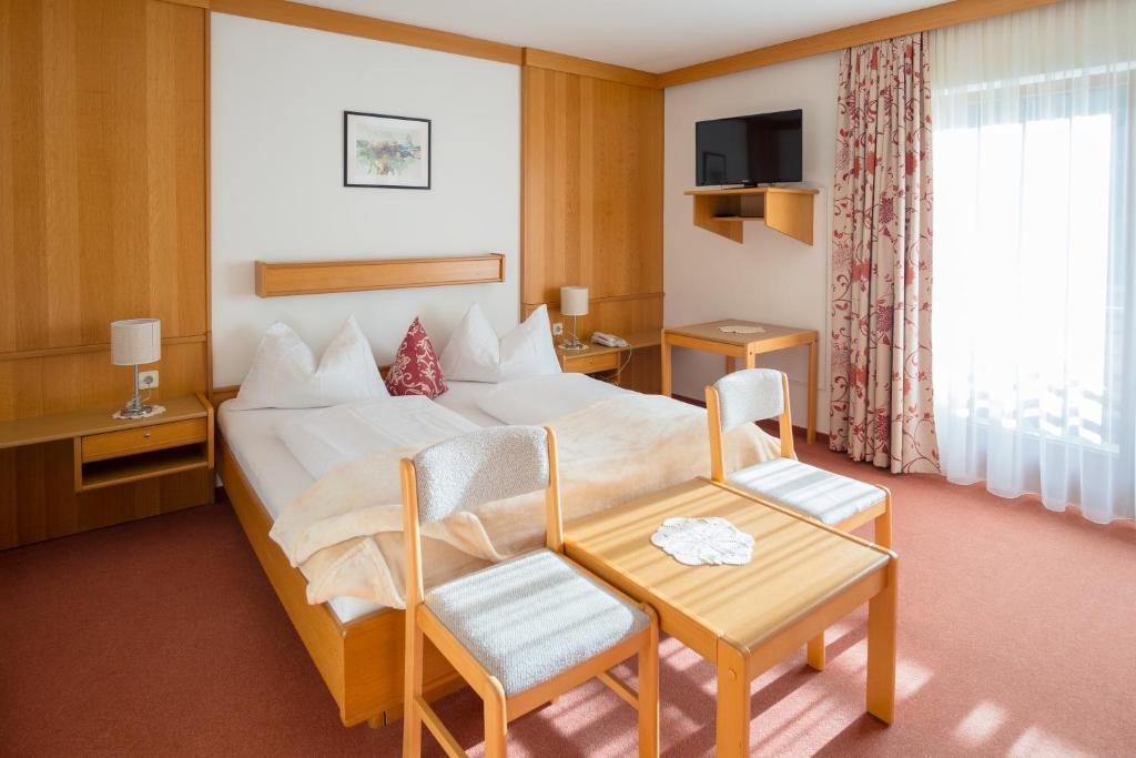TV a/nebo společenská místnost v ubytování Alpenhotel Badmeister