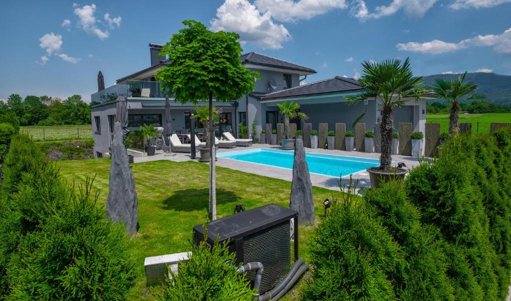 Bazén v ubytovaní Luxuriöse Penthaus Wohnung alebo v jeho blízkosti