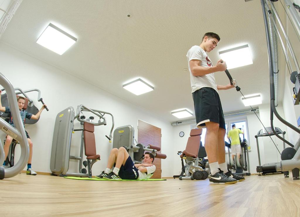 Fitness centrum a/nebo fitness zařízení v ubytování Karlingerhaus Hotel Hostel Home