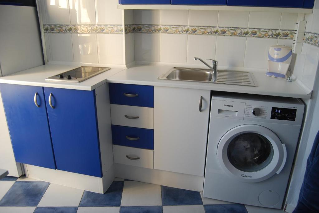 Kuchnia lub aneks kuchenny w obiekcie M3 904 Azul Mediterráneo bonito y confortable estudio