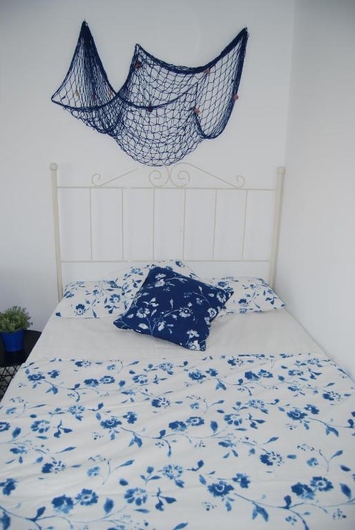 łóżko z niebiesko-białą kołdrą i siecią w obiekcie M3 904 Azul Mediterráneo bonito y confortable estudio w mieście Benalmádena