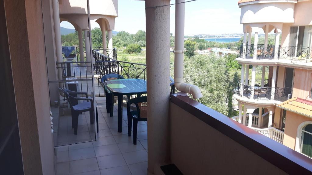 a balcony with a table and chairs on a building at Hacienda Beach Apartment mit Meerblick in Sozopol