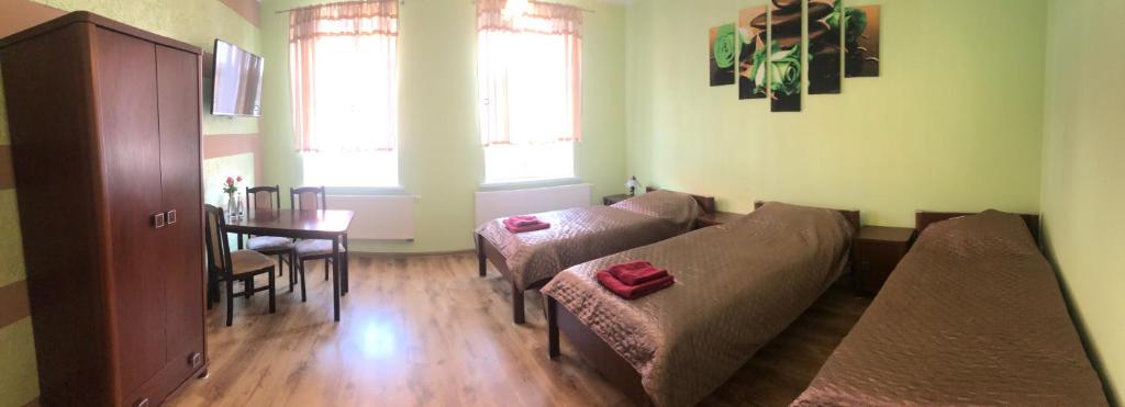 salon z kanapą i stołem w obiekcie Apartament Przy Deptaku w Drawsku Pomorskim
