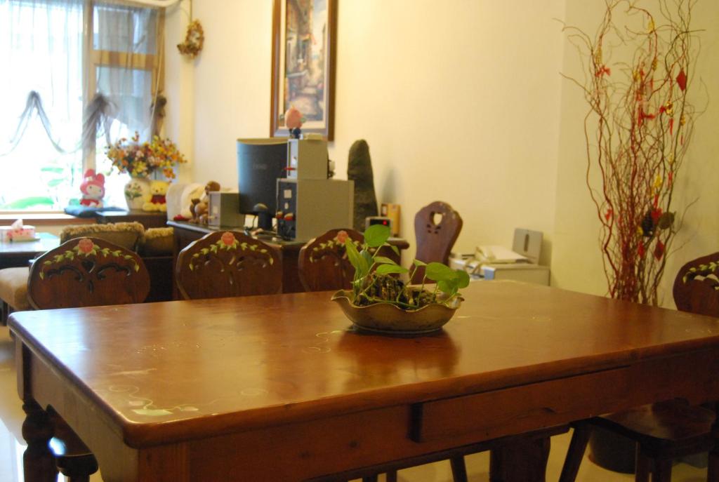 a dining room table with a plant on top of it at Beauty Home Homestay in Hualien City