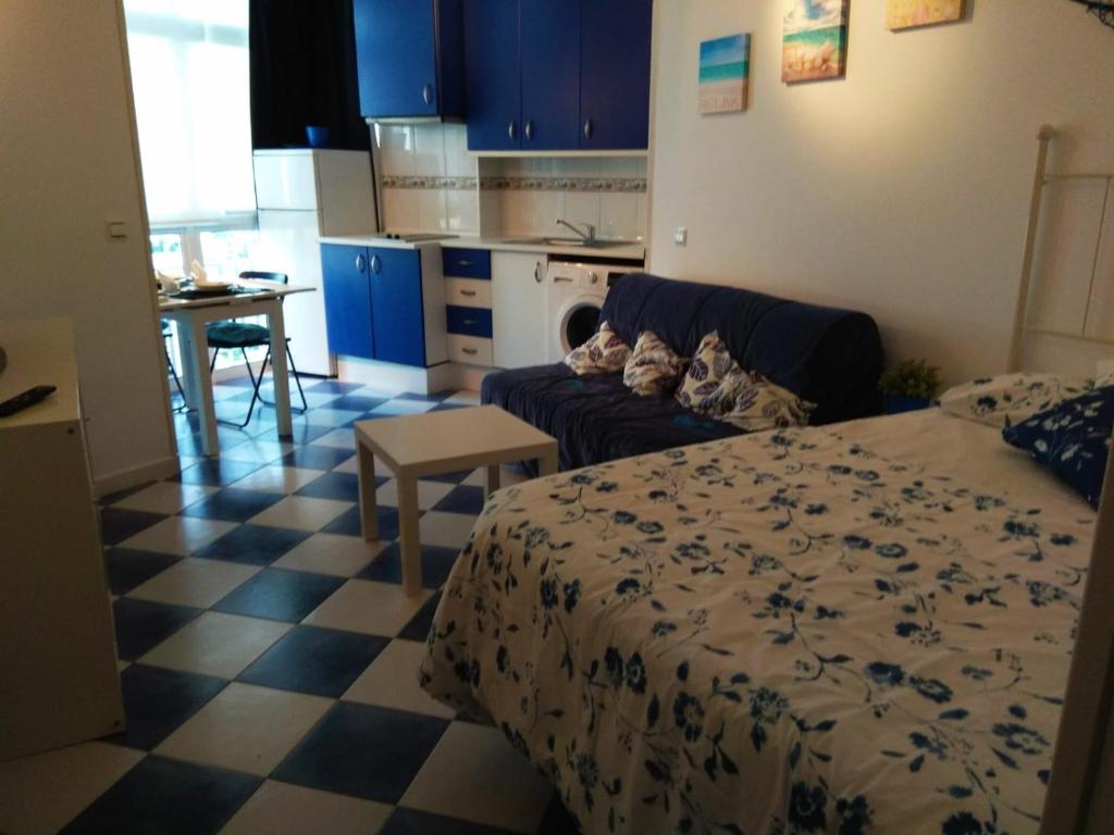 Łóżko lub łóżka w pokoju w obiekcie M3 904 Azul Mediterráneo bonito y confortable estudio
