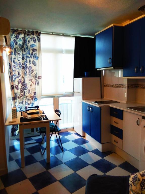 Kuchnia lub aneks kuchenny w obiekcie M3 904 Azul Mediterráneo bonito y confortable estudio