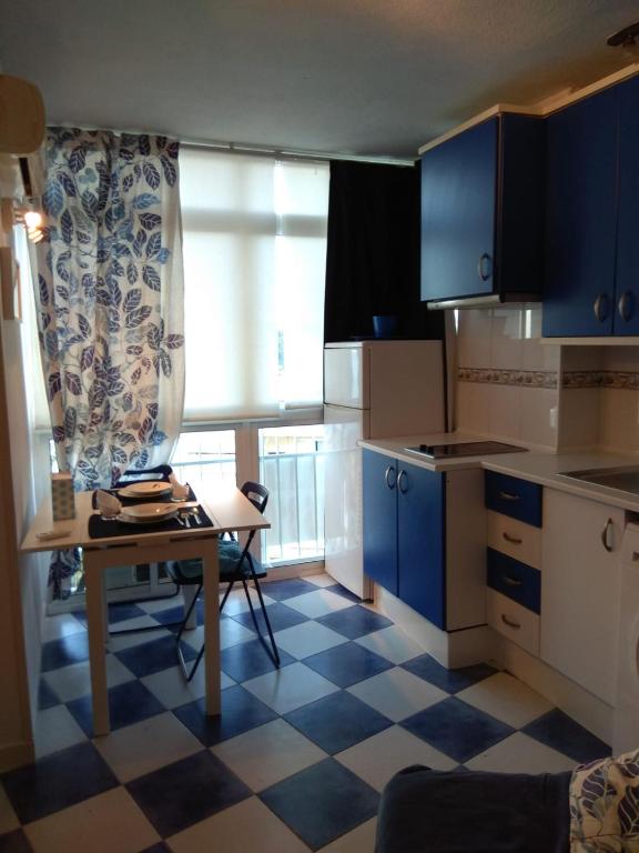 Kuchnia lub aneks kuchenny w obiekcie M3 904 Azul Mediterráneo bonito y confortable estudio