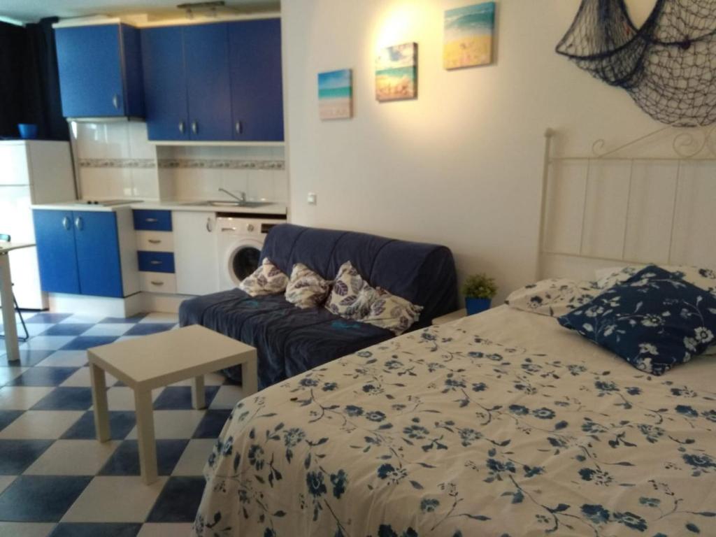 Kuchnia lub aneks kuchenny w obiekcie M3 904 Azul Mediterráneo bonito y confortable estudio