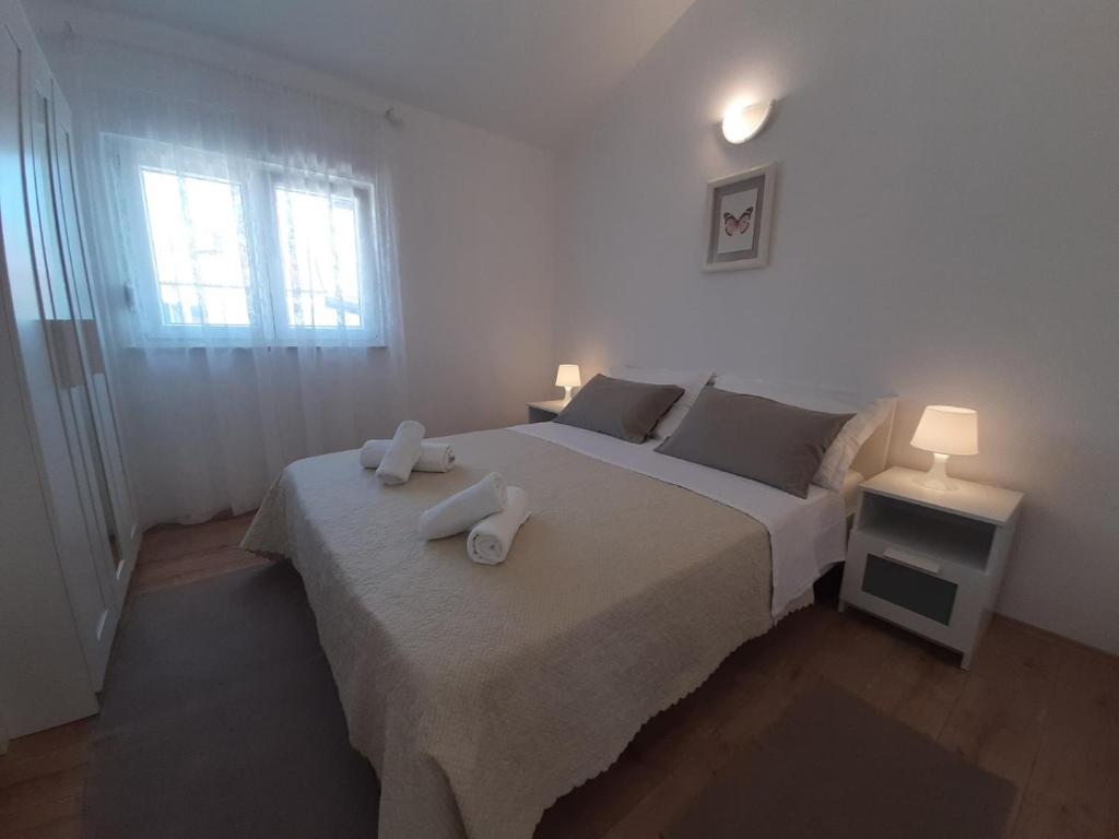 Postel nebo postele na pokoji v ubytování Apartman s pogledom
