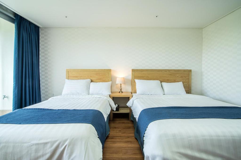 Postel nebo postele na pokoji v ubytování Breeze Bay Hotel