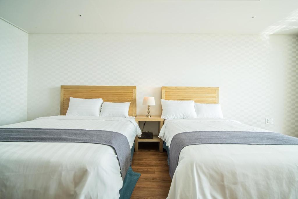 Postel nebo postele na pokoji v ubytování Breeze Bay Hotel