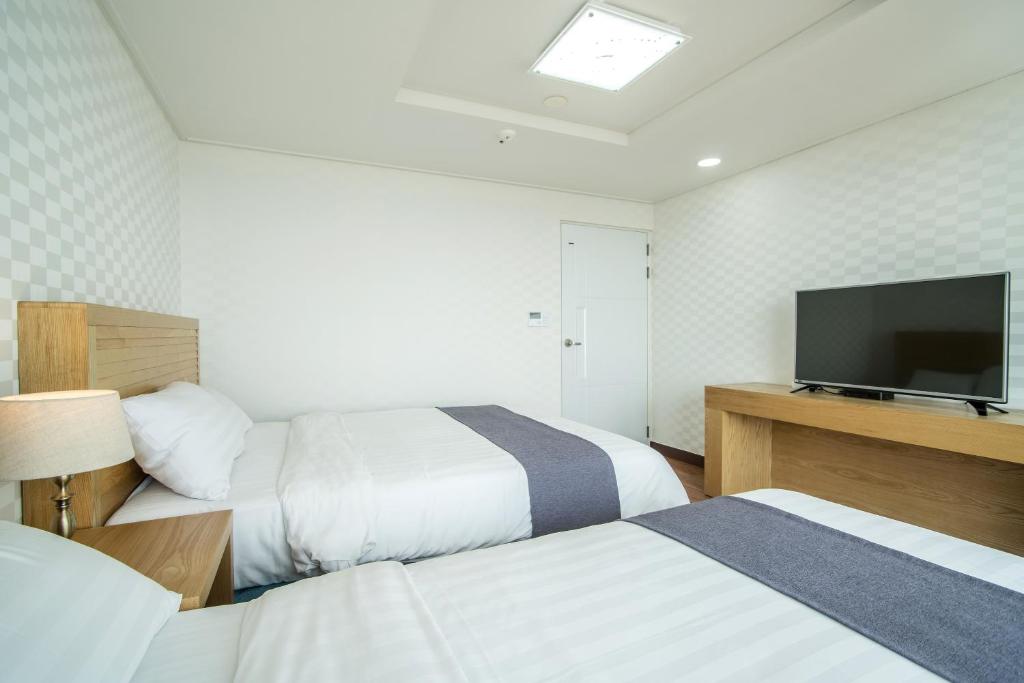 Postel nebo postele na pokoji v ubytování Breeze Bay Hotel