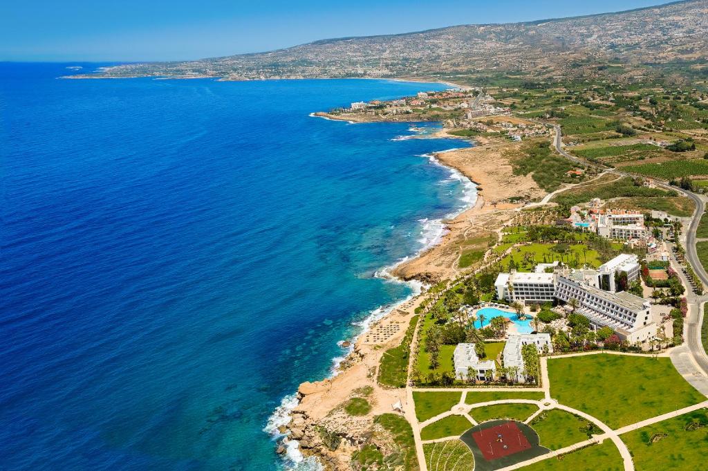 una vista aerea su un resort e sull'oceano di Azia Resort & Spa a Paphos