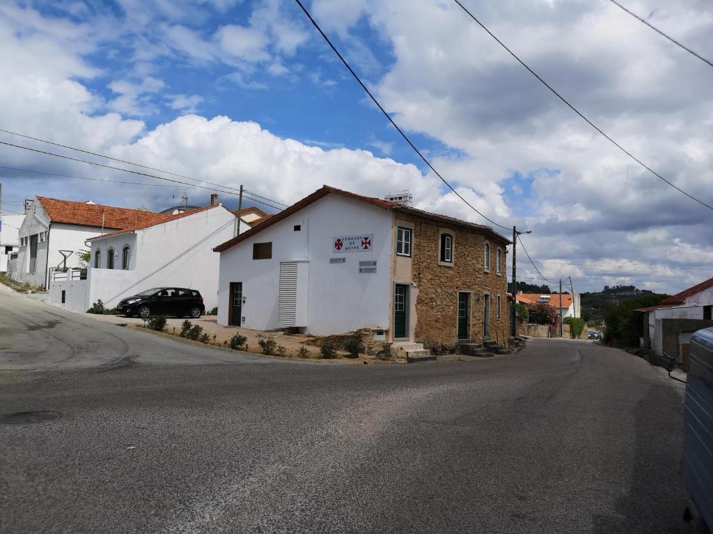 a small house on the side of a street at Comenda da Povoa in Tomar