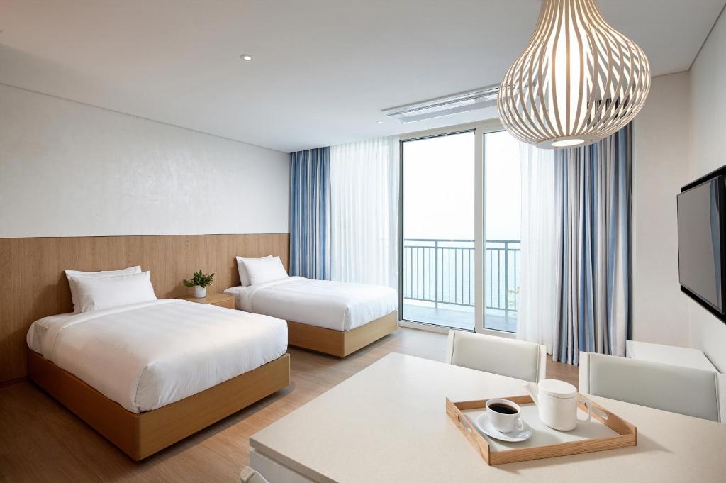 Postel nebo postele na pokoji v ubytování Lotte Resort Sokcho
