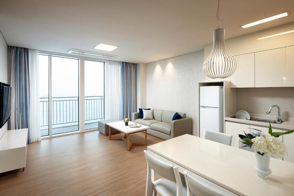 Kuchyň nebo kuchyňský kout v ubytování Lotte Resort Sokcho