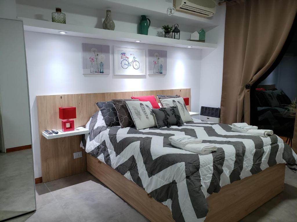 um quarto com uma cama grande e um cobertor com estampa de zebra em DEPARTAMENTO VERA MUJICA 1 cochera propia incluida em Rosário