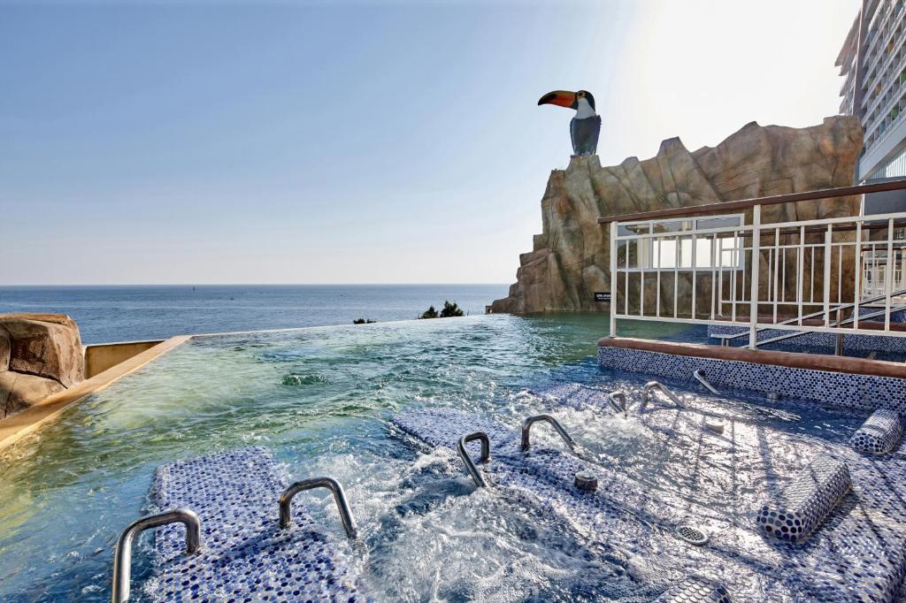 Bazén v ubytování Lotte Resort Sokcho nebo v jeho okolí