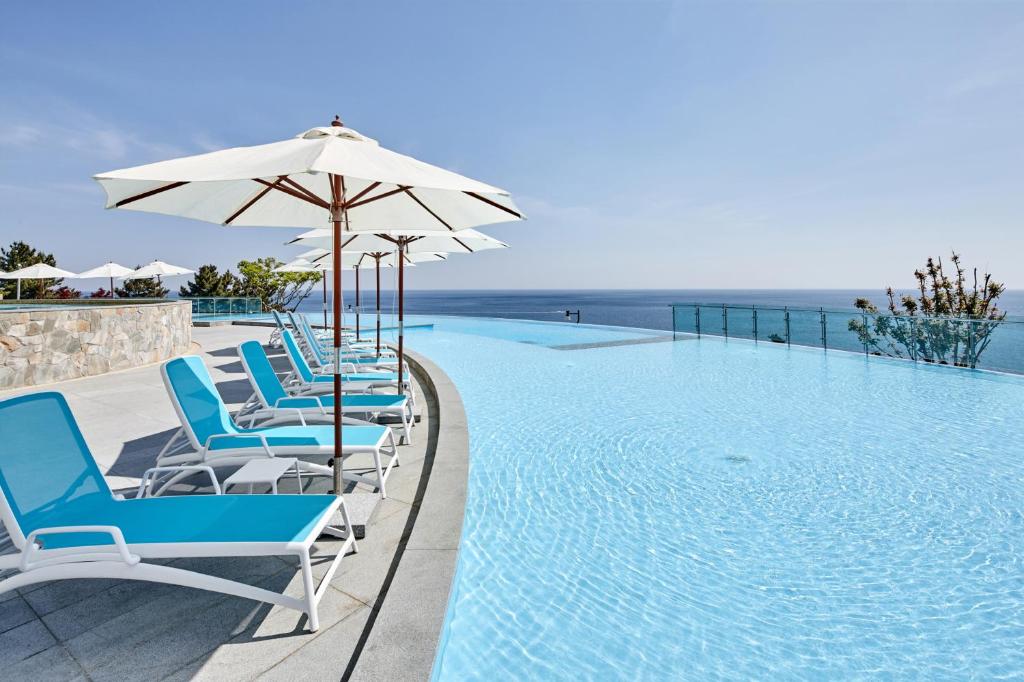 Bazén v ubytování Lotte Resort Sokcho nebo v jeho okolí