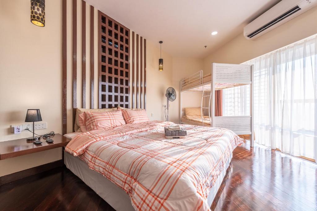 سرير أو أسرّة في غرفة في Resort Suites @ Sunway Pyramid & Sunway Lagoon