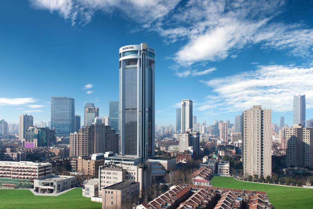 widok na miasto z wysokim wieżowcem w obiekcie Jin Jiang Tower w Szanghaju