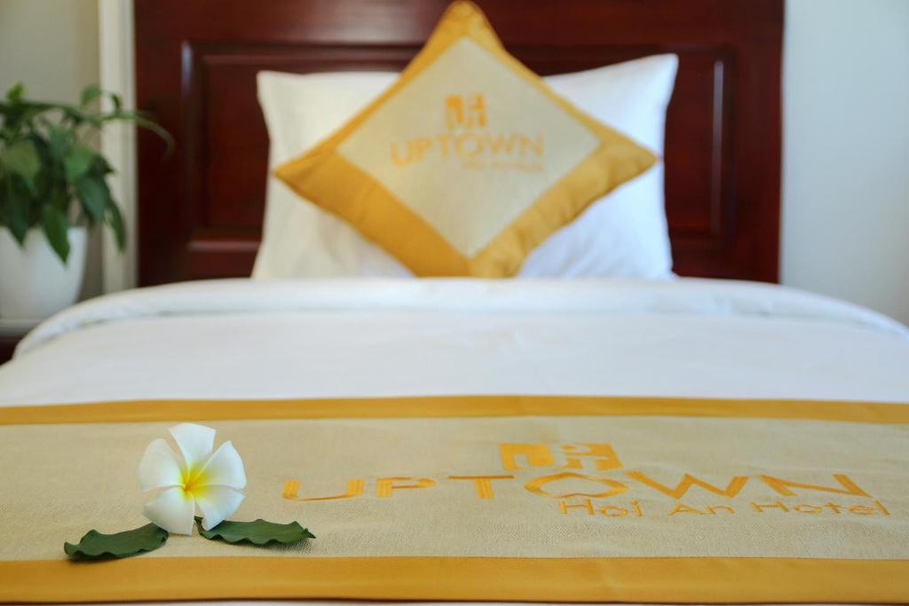 Postel nebo postele na pokoji v ubytování Uptown Hoi An Hotel & Spa