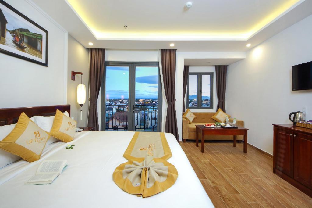Postel nebo postele na pokoji v ubytování Uptown Hoi An Hotel & Spa