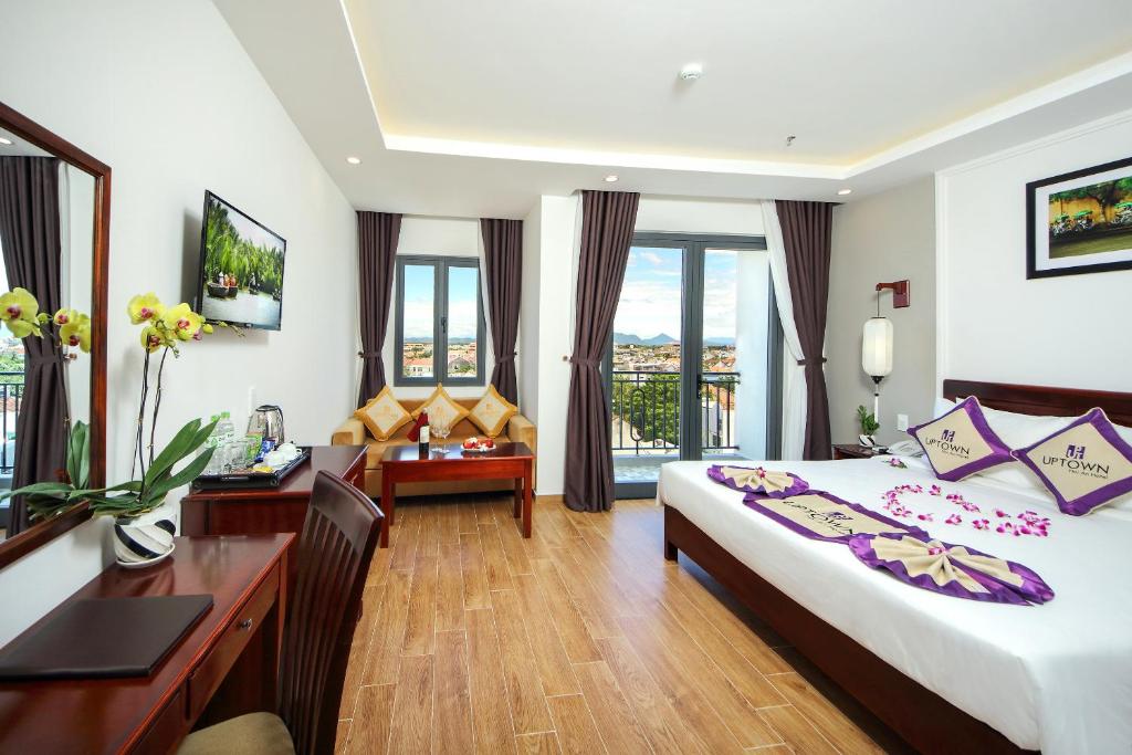 Postel nebo postele na pokoji v ubytování Uptown Hoi An Hotel & Spa